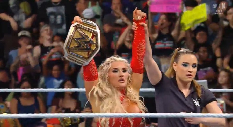 Tiffany Stratton levantando el título de la WWE / WWE
