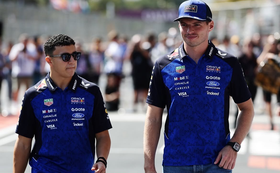 Max Verstappen e Isack Hadjar from: @redbullracing