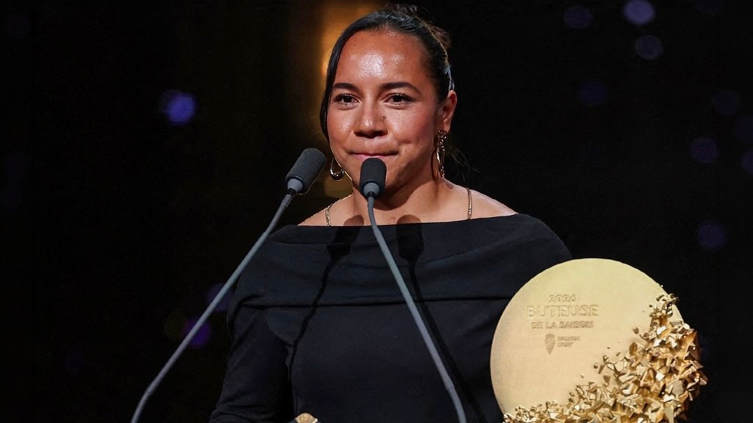 Noche sin precedentes para México en el Balón de Oro 2026. Charlyn Corral gana el premio a la Delantera del Año y Julián Quiñones impone récord azteca.